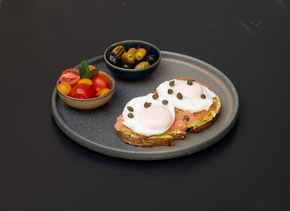 Ekşi mayalı ekmek üstü somon füme